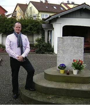 Rick at Mesmer's burial monument